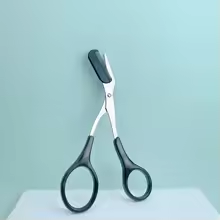 Eyebrow trimming scissors with built-in comb